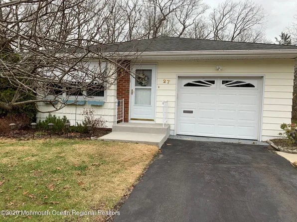 27 Buttercup Ct, Toms River, NJ 08755