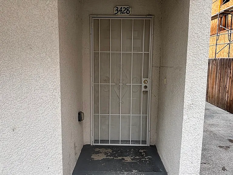3428 S Norton Ave — Photo 2