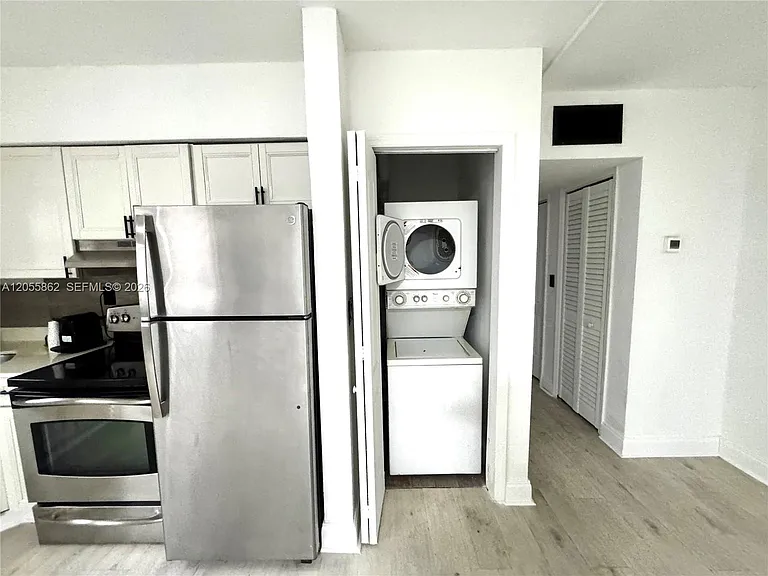 1525 NE 135th St #4 — Photo 4