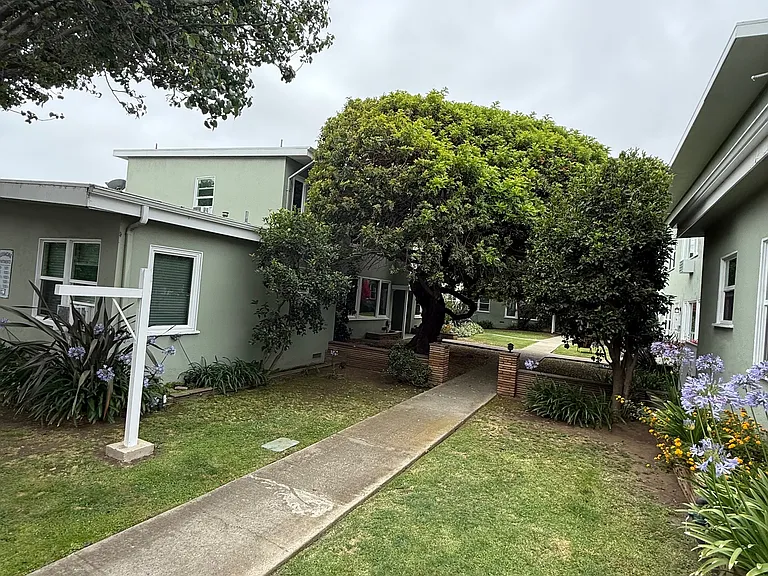 1033 N Sweetzer Ave — Photo 16