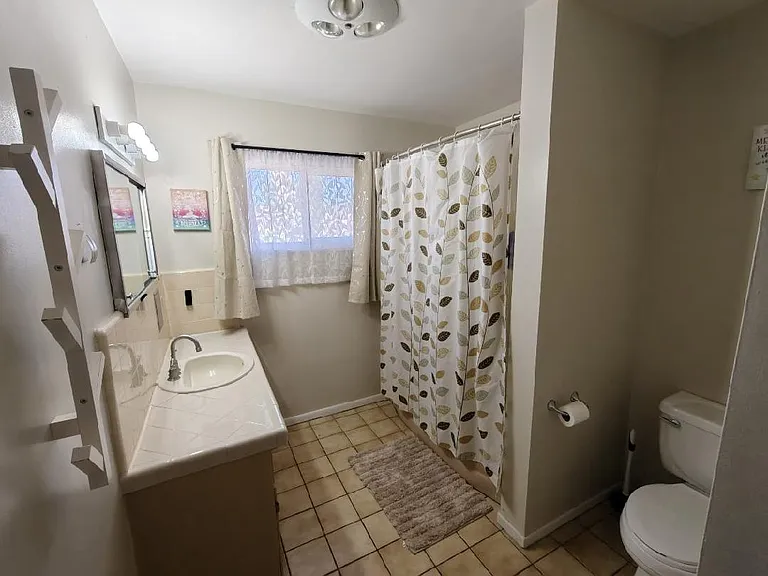 Bathroom between second and third bedrooms