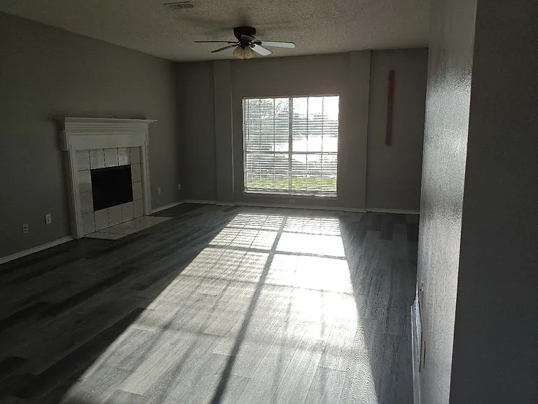 1423 Lakeshore Dr — Photo 3