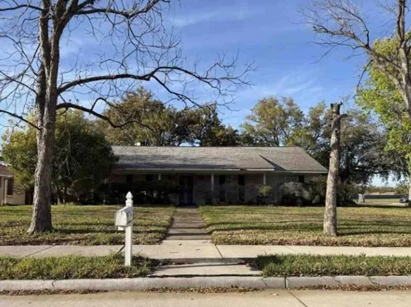 5000 Fairway Dr, Baytown, TX 77521