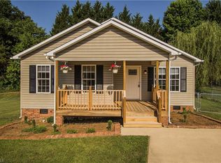 100 Larkspur Ln, Thomasville, NC 27360