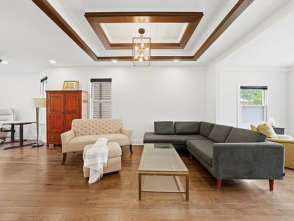 4th image of 916 Clarence Ave #1