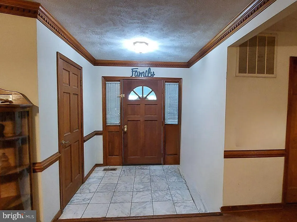 3 bed, 2.0 bath, 1462 sqft, $2,495 — Photo 2