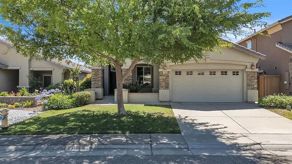4 bed, 2.0 bath, 1664 sqft, $3,095 — Photo 2