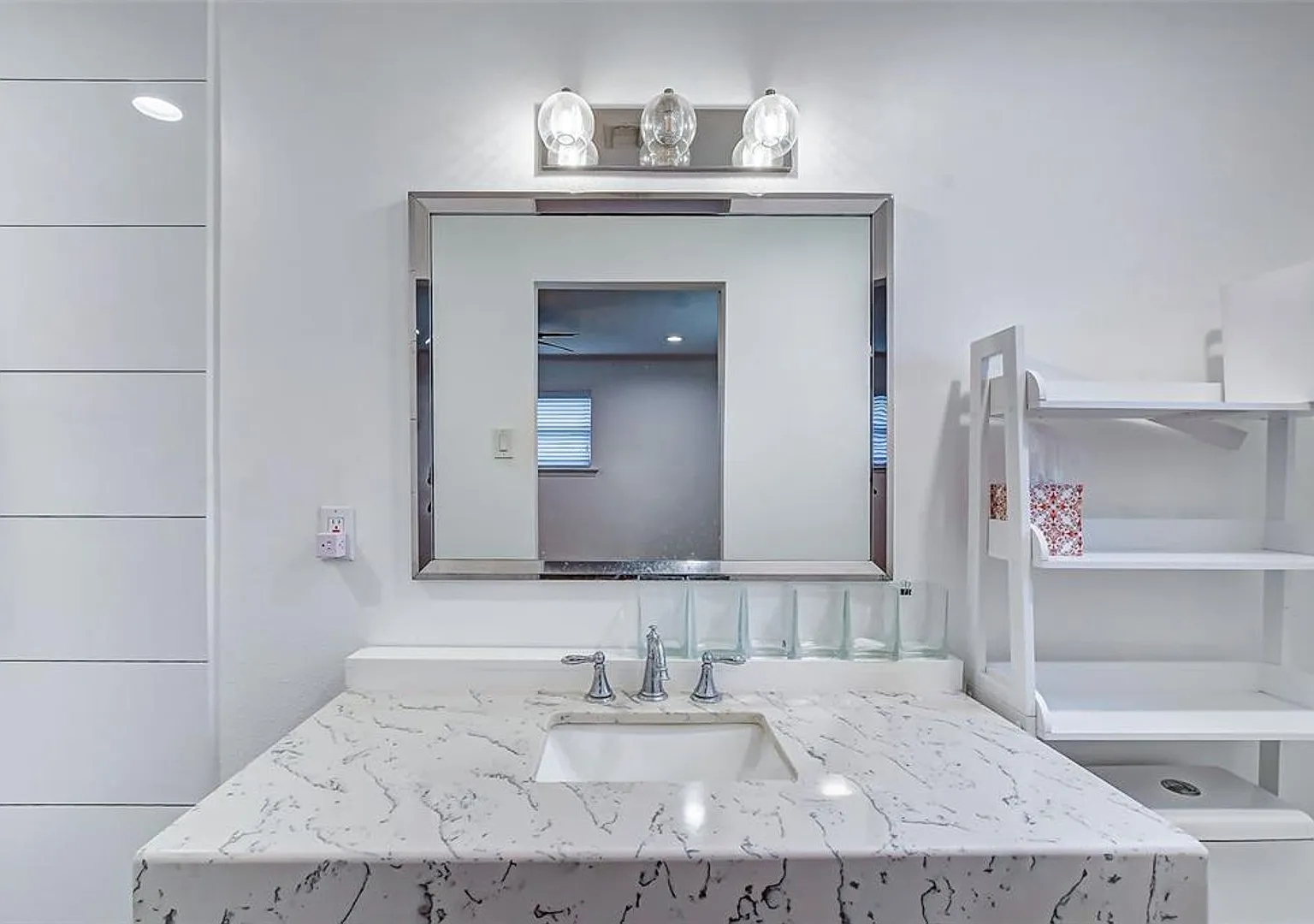 Very attractive home on large corner lot. — Photo 3