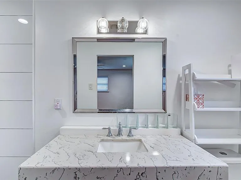 1202 Shadeland Dr — Photo 3