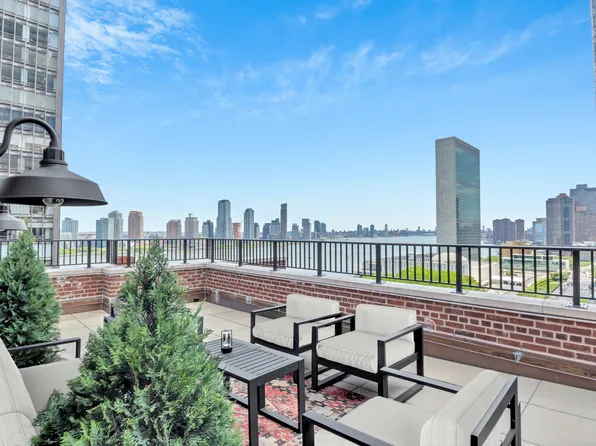 865 Un Plaza image 1 of 27