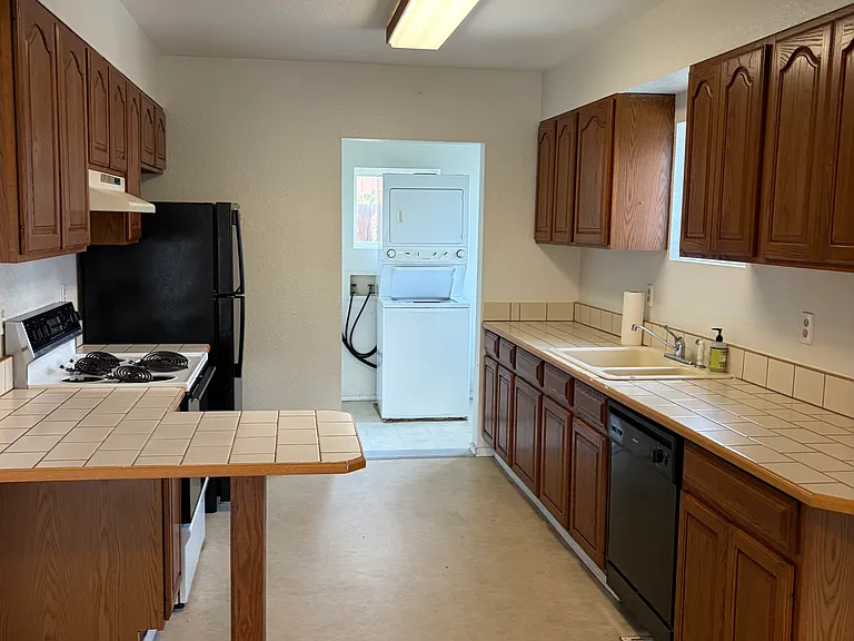 402 Silcott St — Photo 3