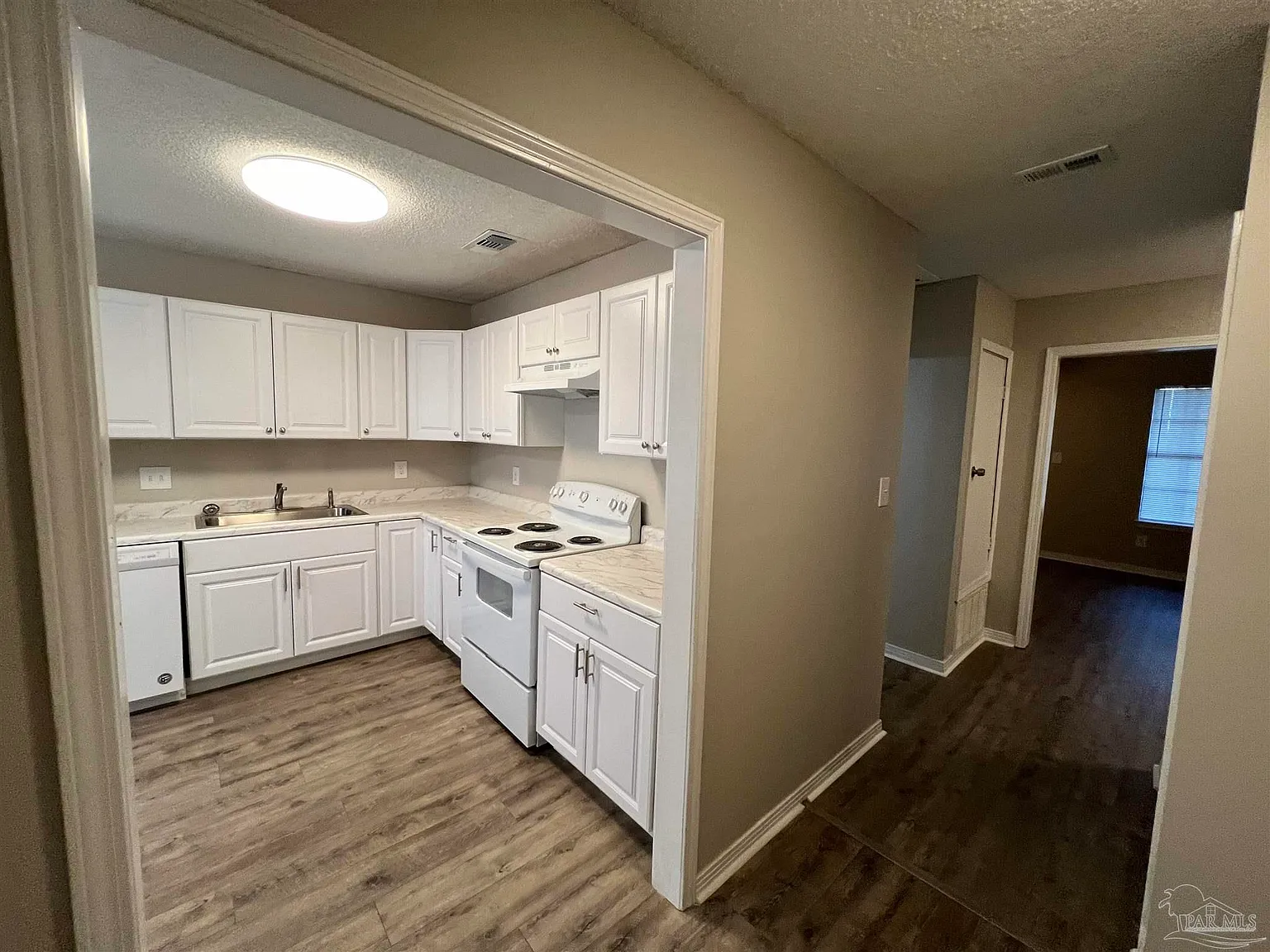 2 bed, 1.0 bath, 900 sqft, $1,095 — Photo 2