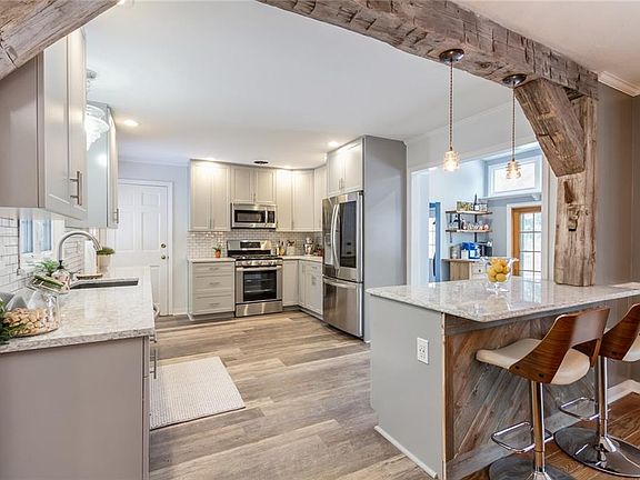 3rd image of 37 Oak Manor Ln