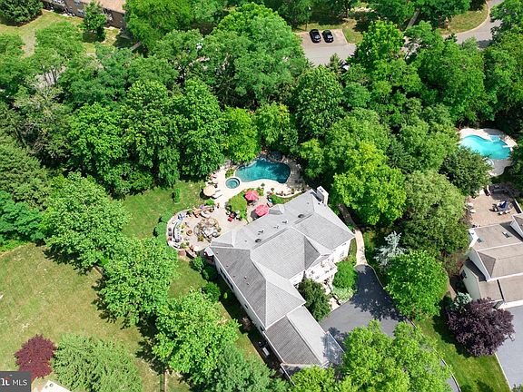 5th image of 19 Evans Ln