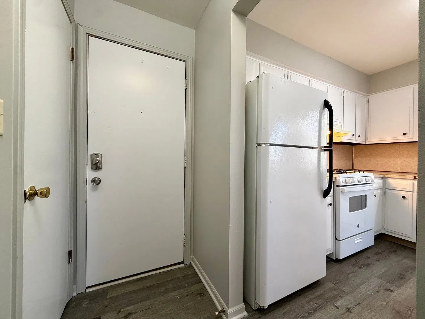 1 bed, 1.0 bath, $1,095 — Photo 2