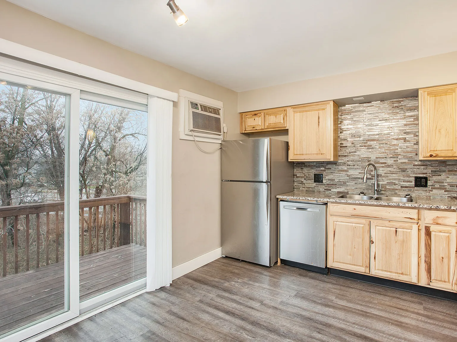 2 bed, 1.5 bath, 950 sqft, $1,195 — Photo 3