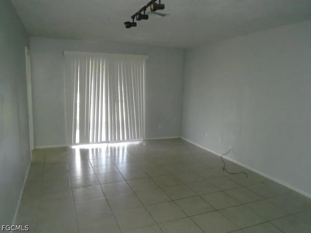 2 bed, 2.0 bath, 1955 sqft, $1,350 — Photo 2