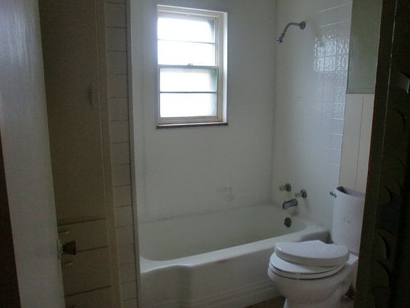 4th image of 723 W Charles St