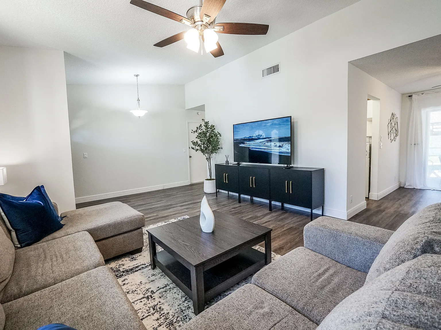 4 bed, $8,500 — Photo 2