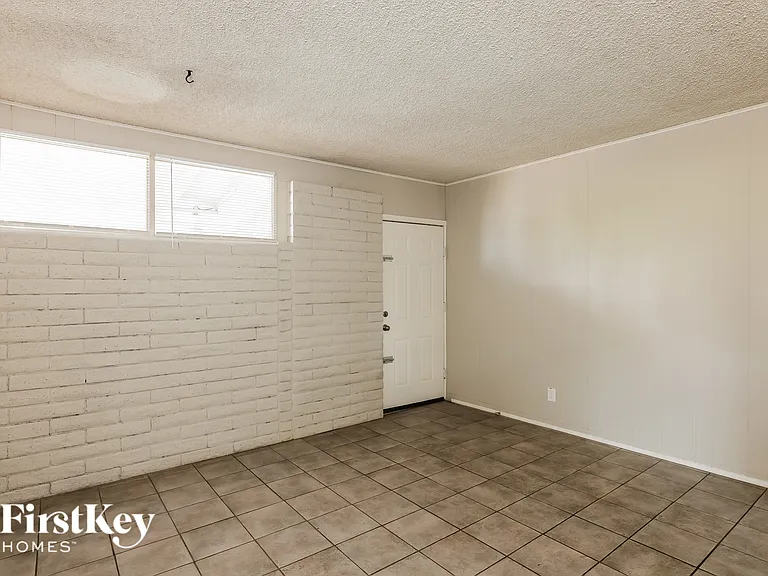9047 N 36th Dr — Photo 7