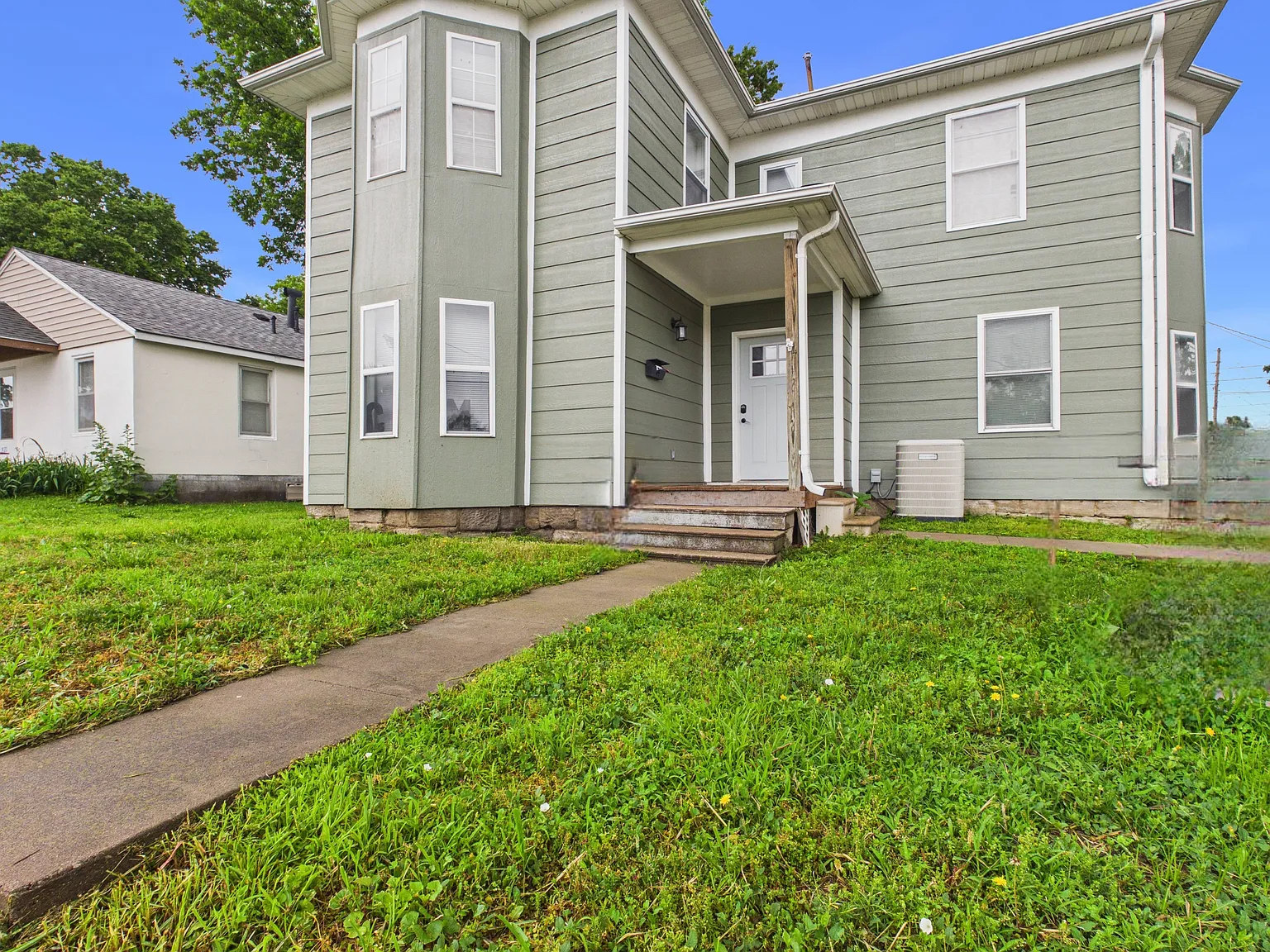 6 bed, 1743 sqft, $2,100 — Photo 2