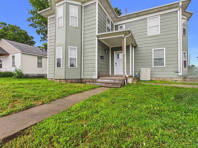 323 Jackson St — Photo 2
