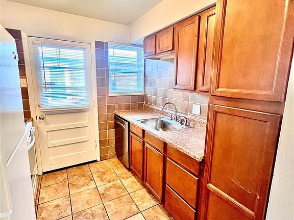 2nd image of 10760 Tropic Dr #60-62