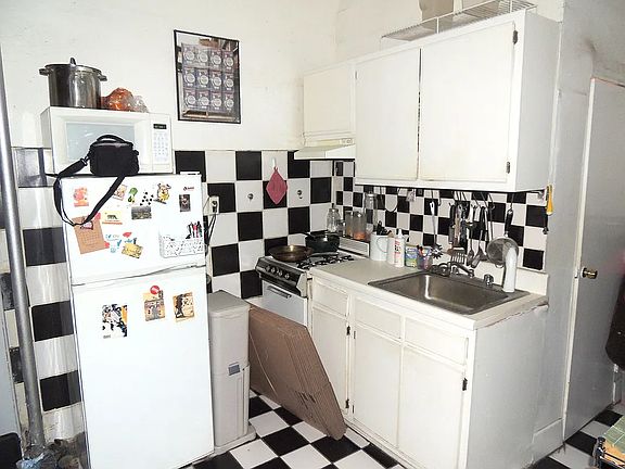 4th image of 132 Allen St APT 4C
