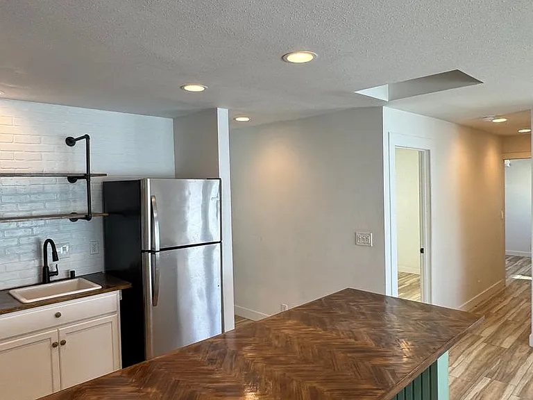 !! Move-In Special !! Cozy Carson Back House With Skylights & Washer/Dryer — Photo 7