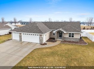 1748 Bridge Port Cir, De Pere, WI 54115