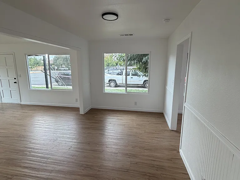 910 E Tulare Ave — Photo 8