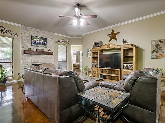 4th image of 740 E Sheila Cir