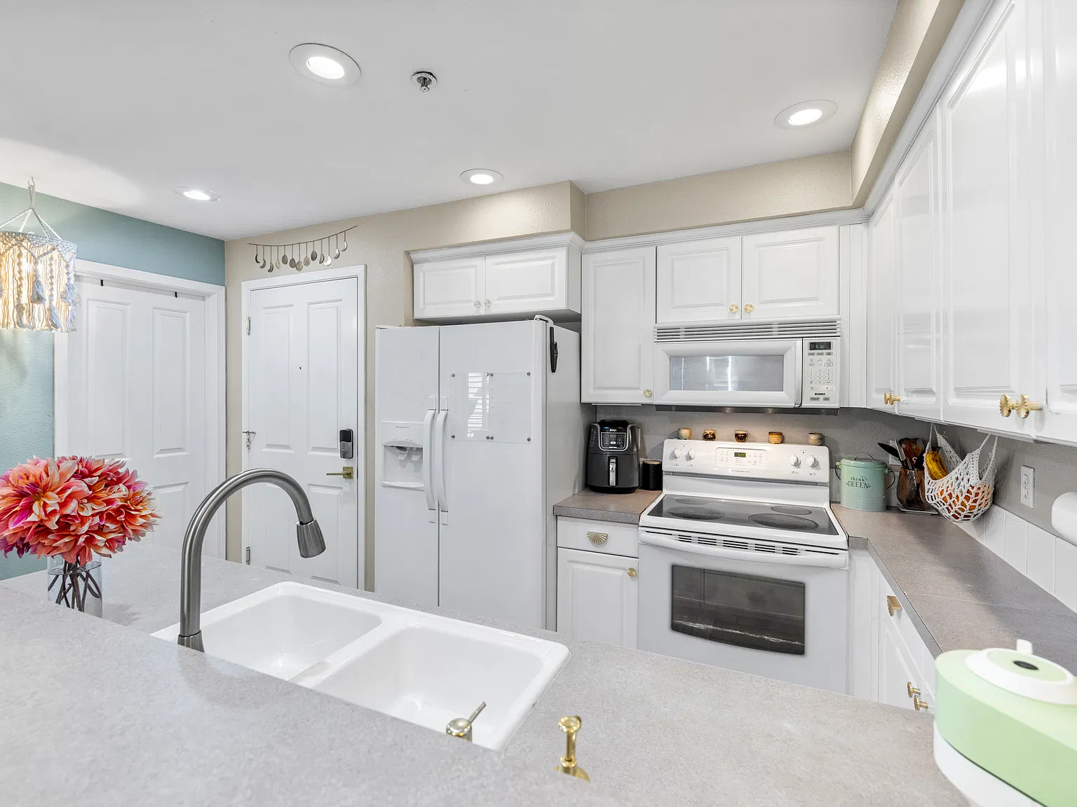 1 bed, 688 sqft, $2,050 — Photo 2
