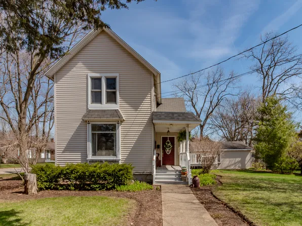 121 S Walkup Ave, Crystal Lake, IL 60014