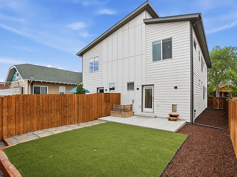 1518 N Newton St — Photo 41