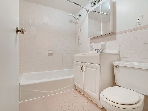 5th image of 310 W 95th St APT 3F