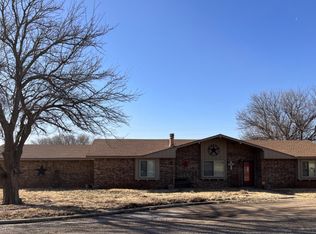 704 3rd St, Plains, TX 79355