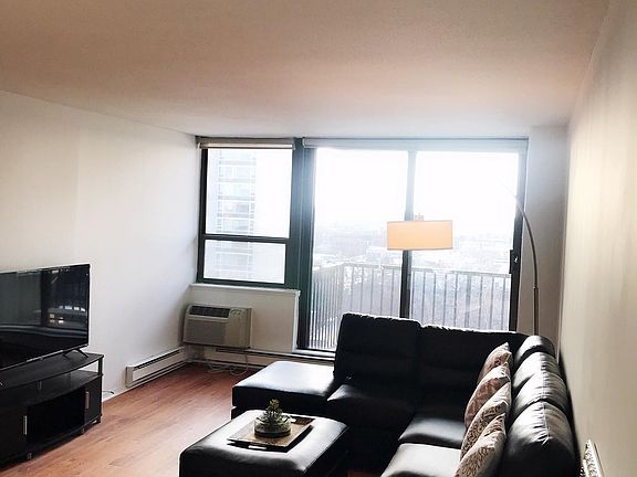 3rd image of 2730 N Pine Grove Ave #9H