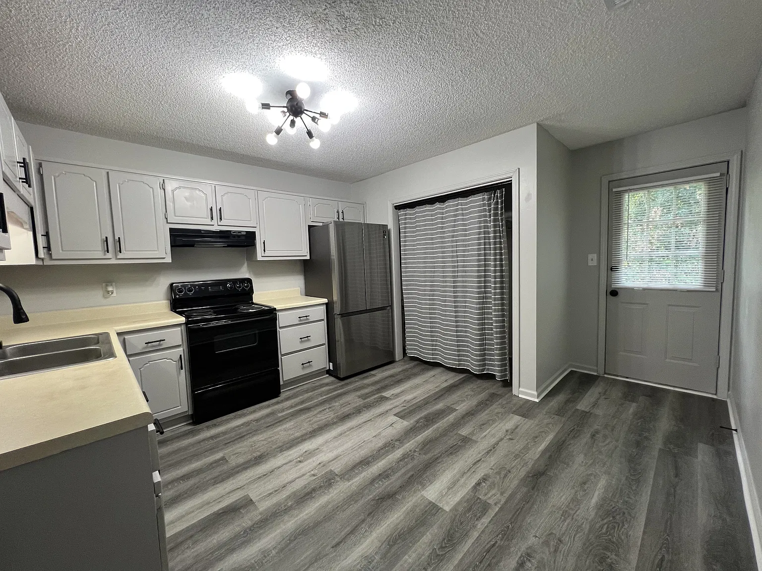 2 bed, 900 sqft, $1,299 — Photo 2