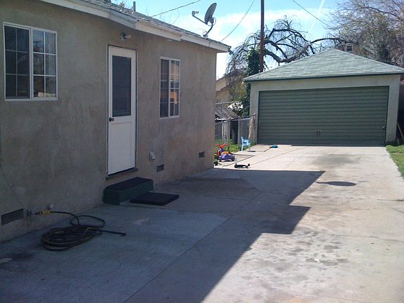 3rd image of 1556 N Genevieve St