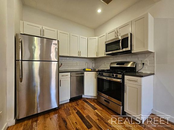 3rd image of 453 Irving Ave #2B