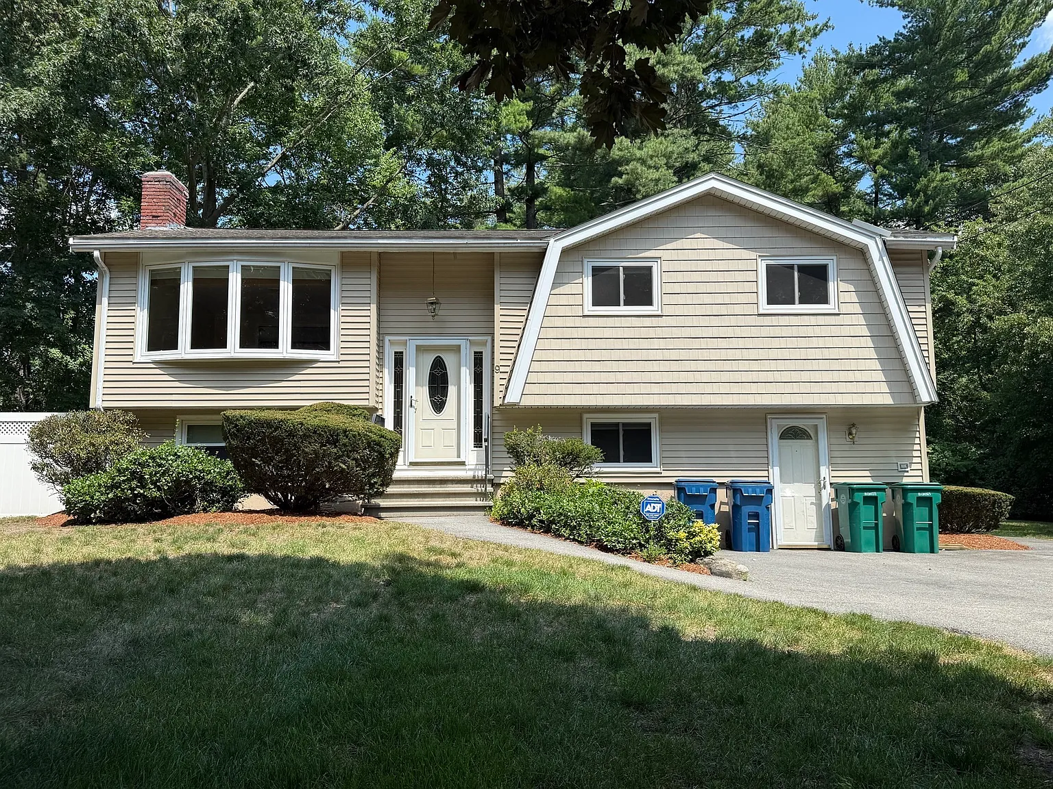 4 bed, 2.0 bath, 2002 sqft, $4,200 — Photo 1