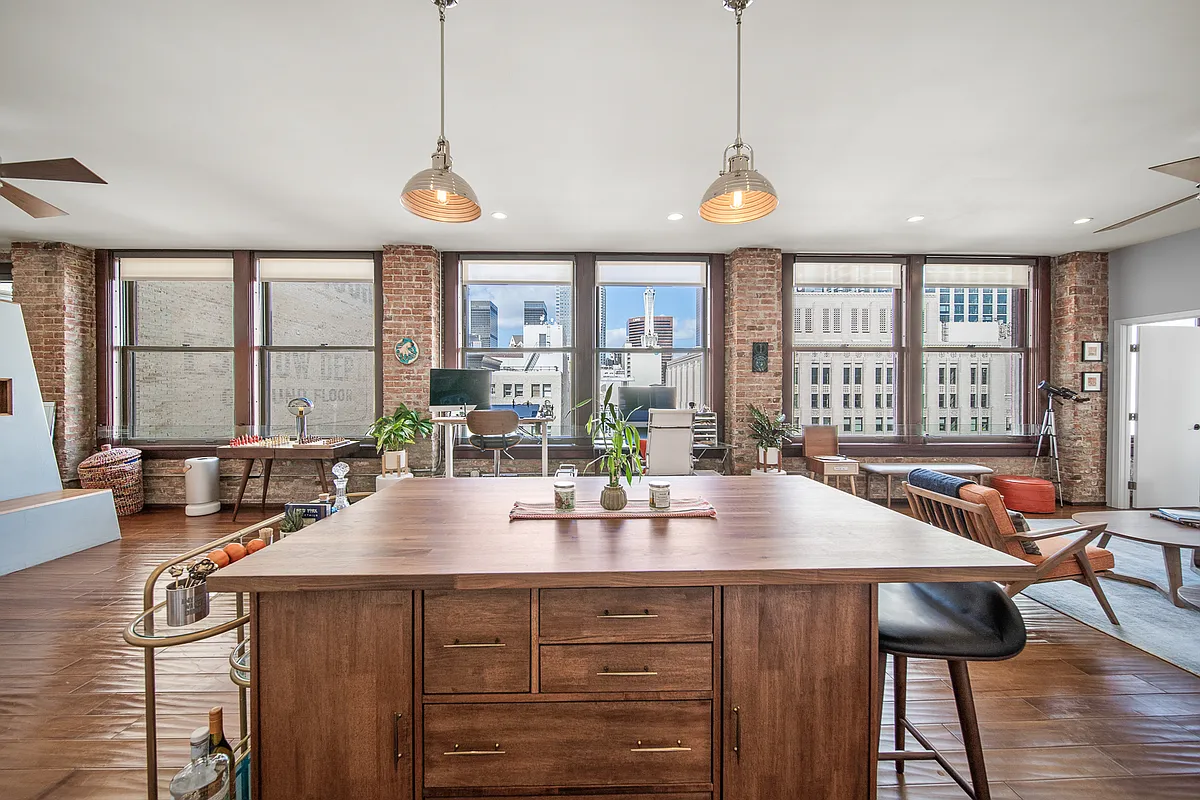 Building Photo - 460 S Spring St #1205