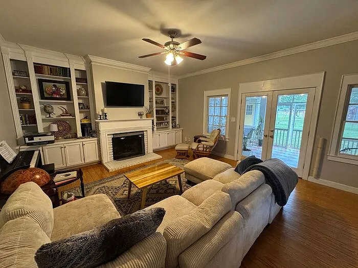2602 Poincianna St SW — Photo 5