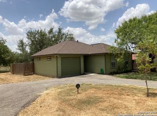 136 Center Creek Dr, Floresville, TX 78114