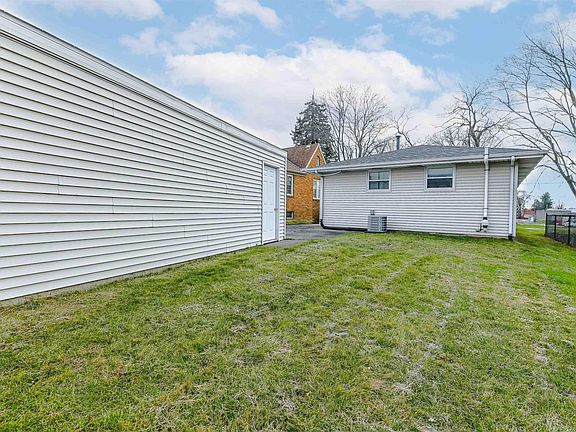 5th image of 905 W Florence Ave