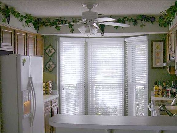 Kitchen w/bay window & custom blinds