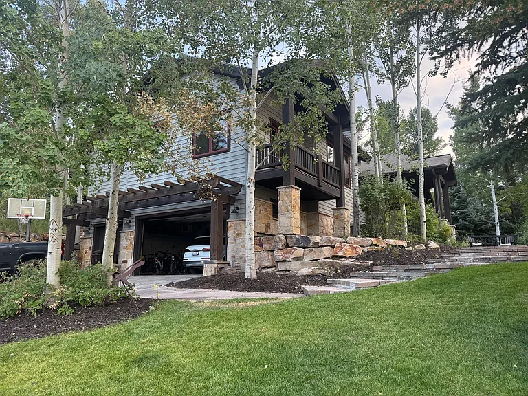 2060 Paddington Dr — Photo 2