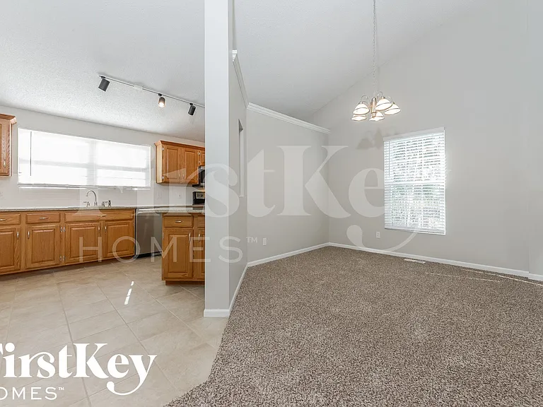 609 Rosehill Dr — Photo 6