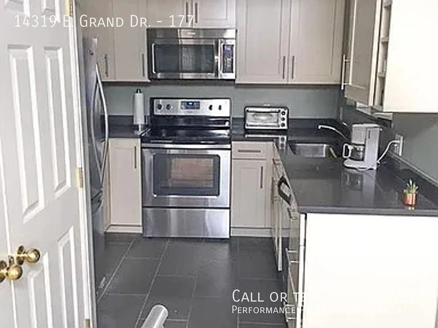 Spacious 2-Bedroom Condo with Loft & Garage in South Aurora — Photo 4